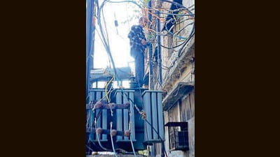 PSPCL employees repair transformer in Ludhiana on Saturday. (Gurpreet Singh/HT) PSPCL employees repair transformer in Ludhiana on Saturday. (Gurpreet Singh/HT)