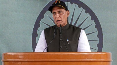 পাকিস্তানের বিরুদ্ধে কড়া আক্রমণ শানিয়ে প্রতিরক্ষামন্ত্রী বলেন, ভারত উন্নয়নের পথে এগোচ্ছে, আর পাকিস্তান উগ্রপন্থার আঁতুড়ঘর তৈরি করছে। (PTI) পাকিস্তানের বিরুদ্ধে কড়া আক্রমণ শানিয়ে প্রতিরক্ষামন্ত্রী বলেন, ভারত উন্নয়নের পথে এগোচ্ছে, আর পাকিস্তান উগ্রপন্থার আঁতুড়ঘর তৈরি করছে। (PTI)