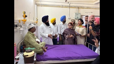 Punjab State Scheduled Castes Commission chairman Jasvir Singh Garhi visiting the injured protesters. (HT) Punjab State Scheduled Castes Commission chairman Jasvir Singh Garhi visiting the injured protesters. (HT)