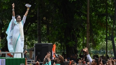 রাত ৮টা ৫৫ মিনিটে মমতা বন্দ্যোপাধ্যায়কে ফোন করেন অভিজিৎ দীপকে (Hindustan Times) রাত ৮টা ৫৫ মিনিটে মমতা বন্দ্যোপাধ্যায়কে ফোন করেন অভিজিৎ দীপকে (Hindustan Times)