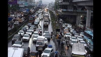 The long-term strategy is expected to include widening of carriageways at critical stretches, construction of additional service roads and slip roads (HT) The long-term strategy is expected to include widening of carriageways at critical stretches, construction of additional service roads and slip roads (HT)