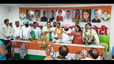 Ward 29 councillor Munawar being welcomed by Congress leaders at an event on Sunday. (HT Photo) Ward 29 councillor Munawar being welcomed by Congress leaders at an event on Sunday. (HT Photo)