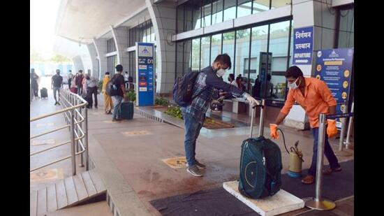 Airport officials said congestion within the campus often delayed shuttle buses, particularly during peak hours. The golf carts have reduced waiting time, eased transfers and improved the flow of passengers. (HT FILE)