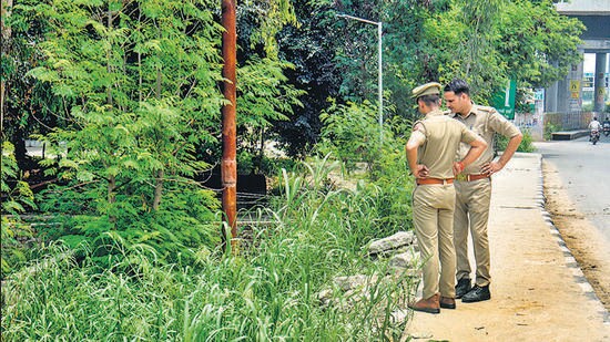 Around 9.45 am, police were alerted by locals through emergency helpline number 112 that a body was lying inside the bushes along the NH-09 in Ghaziabad. (Sakib Ali/HT Photo)