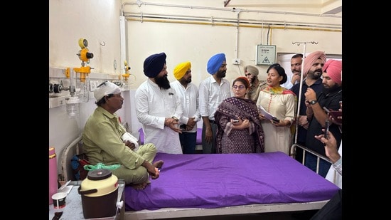 Punjab State Scheduled Castes Commission chairman Jasvir Singh Garhi visiting the injured protesters. (HT)