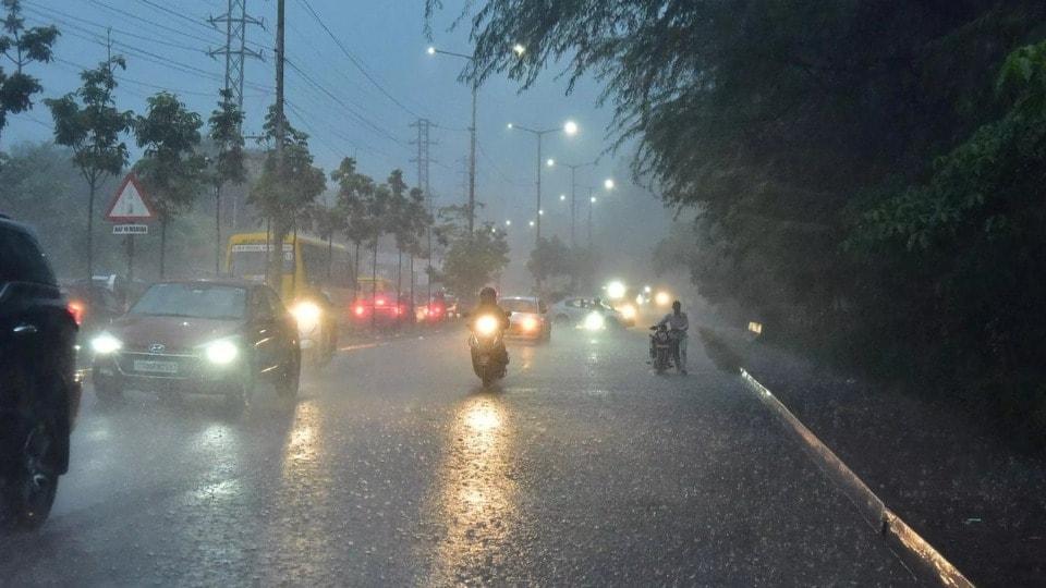 <p>ముఖ్యంగా సోమవారం (జులై 27) శ్రీకాకుళం, విజయనగరం, పార్వతీపురం మన్యం, అల్లూరి సీతారామరాజు, ఏలూరు (పోలవరం ప్రాంతాలు), విశాఖపట్నం, డాక్టర్ బి.ఆర్. అంబేడ్కర్ కోనసీమ జిల్లాల్లో అక్కడక్కడ తేలికపాటి నుంచి మోస్తరు వర్షాలు కురుస్తాయని ఏపీ విపత్తుల నిర్వహణ సంస్థ పేర్కొంది.</p>