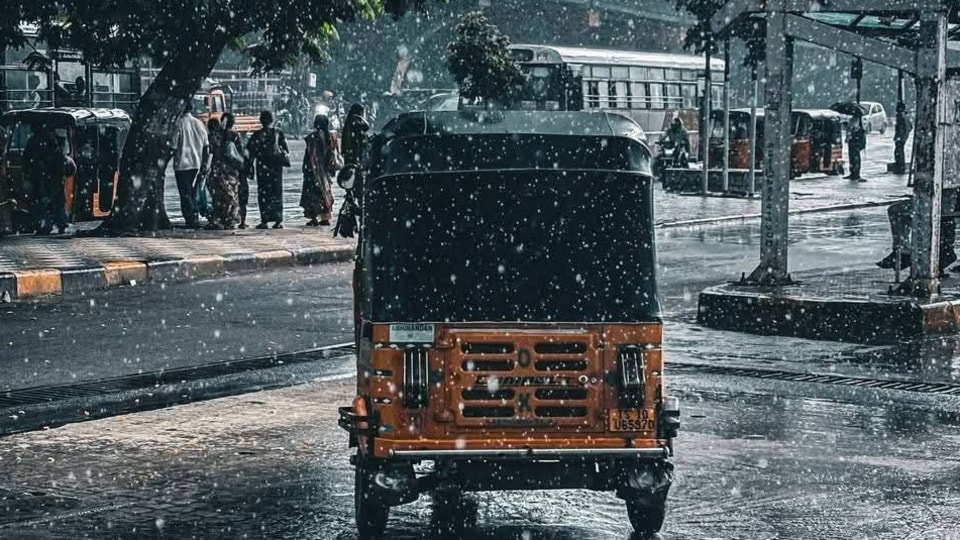 <p>రాయలసీమలోని పలు ప్రాంతాల్లోనూ తేలికపాటి నుంచి మోస్తరు వర్షాలు కురుస్తాయి. ఒకటి రెండు ప్రదేశాల్లో ఉరుములు, మెరుపులు సంభవించే అవకాశముంది. రాయలసీమ వ్యాప్తంగా గంటకు 40 నుంచి 50 కిలోమీటర్ల వేగంతో బలమైన ఈదురుగాలులు వీస్తాయి.</p>