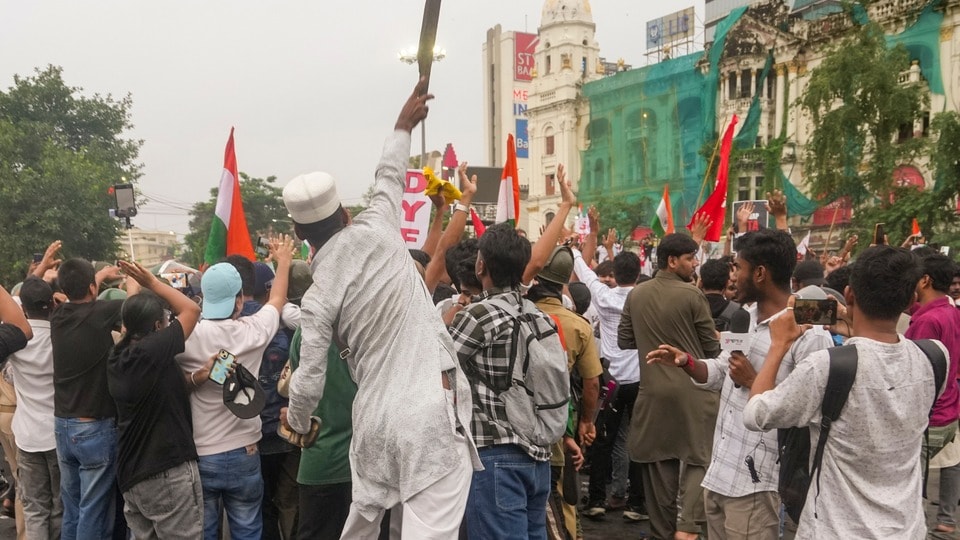 মুখ্যমন্ত্রী শুভেন্দু অধিকারী দাবি করেন, গ্রেপ্তার হওয়া ব্যক্তিরা কোনও ছাত্র নন। (PTI)