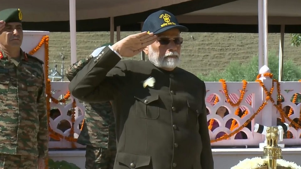 দেশের জন্য আত্মবলিদান দেওয়া বীর সেনাদের প্রতি শ্রদ্ধা জানান প্রধানমন্ত্রী নরেন্দ্র মোদী এবং রাষ্ট্রপতি দ্রৌপদী মুর্মু।