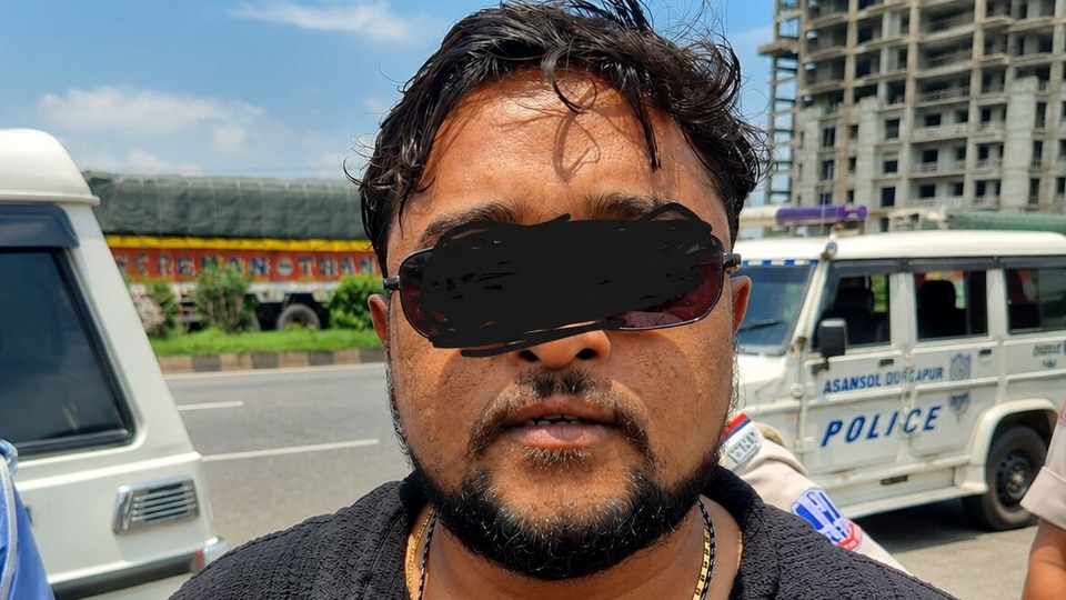 পুলিশ সূত্রে জানা গিয়েছে, ধৃত মহম্মদ আফরোজ কলকাতার মেটিয়াবুরুজ এলাকার বাসিন্দা।