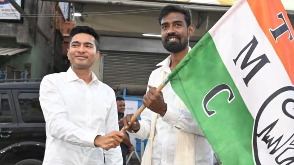নিট প্রশ্নফাঁস ইস্যুতে দেশজুড়ে ছাত্রদের আন্দোলন যখন তীব্র আকার নেয়, তখন প্রতীক উর রহমানকে প্রকাশ্যে কোনও অবস্থান নিতে দেখা যায়নি।