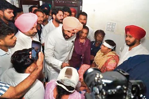 Punjab Congress president Amarinder Singh Raja Warring meeting the injured protesters in Barnala on Saturday evening. (HT) Punjab Congress president Amarinder Singh Raja Warring meeting the injured protesters in Barnala on Saturday evening. (HT)