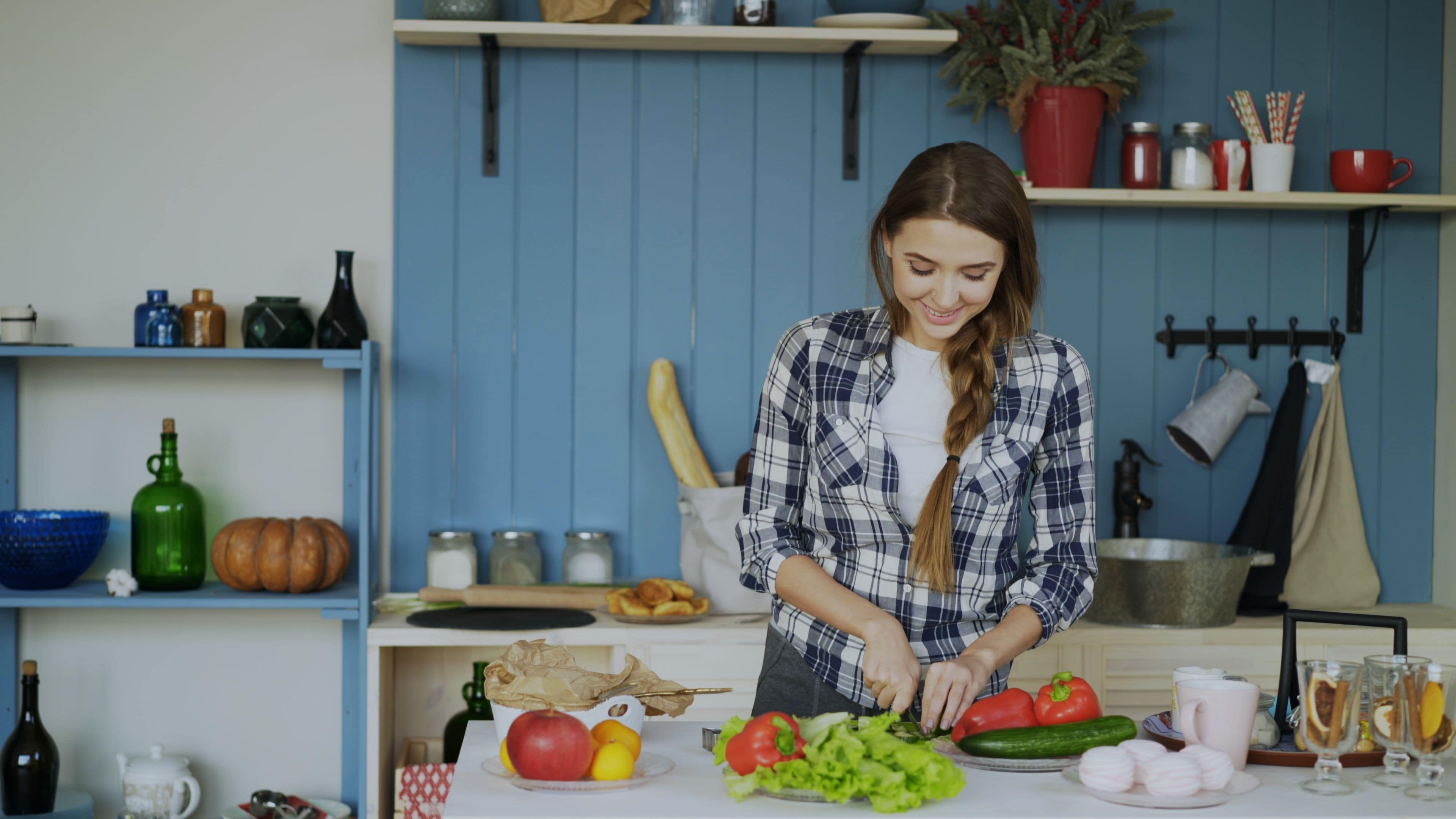 Pre-cooked chicken, tinned fish, beans, microwave grains, frozen pre-chopped veg can all build a balanced meal quickly. (Pexel) Pre-cooked chicken, tinned fish, beans, microwave grains, frozen pre-chopped veg can all build a balanced meal quickly. (Pexel)
