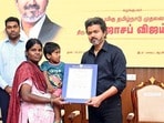 కరూర్ తొక్కిసలాటలో మరణించిన బాధితుల కుటుంబాలకు కారుణ్య నియామకాల ప్రాతిపదికన ప్రభుత్వ ఉద్యోగాలు కల్పిస్తూ తమిళనాడు ప్రభుత్వం జారీ చేసిన ఉత్తర్వులను (GOs) మద్రాస్ హైకోర్టు మధురై బెంచ్ రద్దు చేసింది.(HT_PRINT)