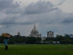 আলিপুর আবহাওয়া দপ্তর জানিয়েছে, সোমবার দুপুর থেকে বিকেলের মধ্যেই নিম্নচাপটি স্থলভাগে প্রবেশ করবে। 