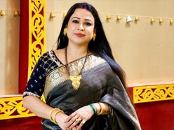নদিয়া জেলা পরিষদের সভাধিপতি তথা তৃণমূল নেত্রী টিনা ভৌমিক সাহাকে রবিবার রানাঘাটের বিজেপি সাংসদ জগন্নাথ সরকারের বাড়িতে দেখা যায়। 
