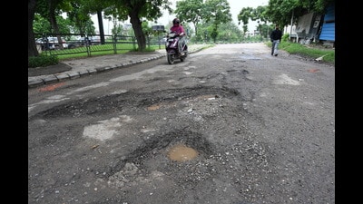 A  ₹35-crore tender to be floated soon; cancellation of  ₹912-crore road maintenance tender delayed recarpeting, say officials. (HT File)