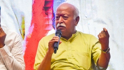 রবিবার তেলঙ্গানায় এক অনুষ্ঠানে বক্তব্য রাখতে গিয়ে আরএসএস প্রধান বলেন, এলজিবিটিকিউ+ সম্প্রদায় ভারতীয় সমাজেরই একটি অংশ এবং তাঁদের সমাজ থেকে বিচ্ছিন্ন বা একঘরে করে রাখা উচিত নয়। (Ranjit Deshmukh) রবিবার তেলঙ্গানায় এক অনুষ্ঠানে বক্তব্য রাখতে গিয়ে আরএসএস প্রধান বলেন, এলজিবিটিকিউ+ সম্প্রদায় ভারতীয় সমাজেরই একটি অংশ এবং তাঁদের সমাজ থেকে বিচ্ছিন্ন বা একঘরে করে রাখা উচিত নয়। (Ranjit Deshmukh)