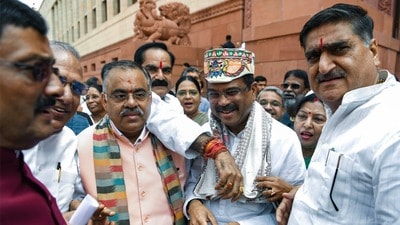 పార్లమెంటు సమావేశాలకు హాజరైన ధర్మేంద్ర ప్రధాన్ కు బీజేపీ, ఎన్డీయే ఎంపీలు స్వాగతం పలుకుతున్న దృశ్యం (Rahul Singh) పార్లమెంటు సమావేశాలకు హాజరైన ధర్మేంద్ర ప్రధాన్ కు బీజేపీ, ఎన్డీయే ఎంపీలు స్వాగతం పలుకుతున్న దృశ్యం (Rahul Singh)
