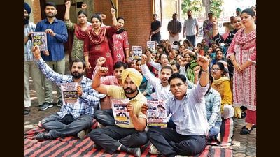 Employees of Aam Aadmi Clinics raising slogans during a protest outside the civil surgeon office in Amritsar on Monday. (Sameer Sehgal/HT)