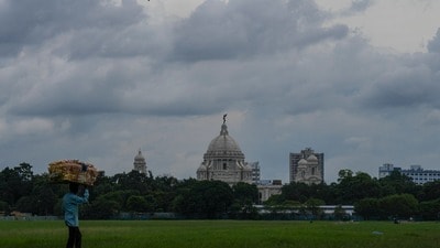 আলিপুর আবহাওয়া দপ্তর জানিয়েছে, সোমবার দুপুর থেকে বিকেলের মধ্যেই নিম্নচাপটি স্থলভাগে প্রবেশ করবে। (PTI)