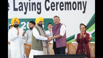 Punjab chief minister Bhagwant Mann interacting with Vardhman Special Steels CMD Sachit Jain in Ludhiana. (HT Photo)