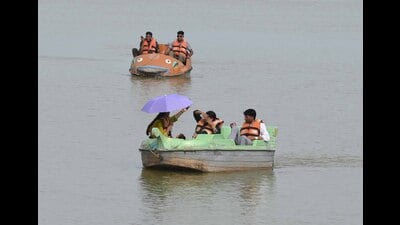 The minimum temperature also fell to 25.4°C, a drop of 1.4°C over the past 24 hours. (Keshav Singh/HT)