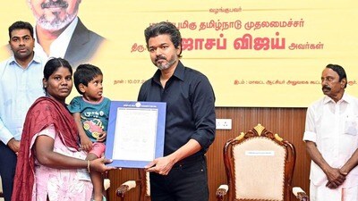 కరూర్ తొక్కిసలాటలో మరణించిన బాధితుల కుటుంబాలకు కారుణ్య నియామకాల ప్రాతిపదికన ప్రభుత్వ ఉద్యోగాలు కల్పిస్తూ తమిళనాడు ప్రభుత్వం జారీ చేసిన ఉత్తర్వులను (GOs) మద్రాస్ హైకోర్టు మధురై బెంచ్ రద్దు చేసింది. (HT_PRINT)
