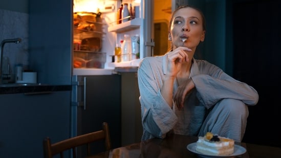 Eat enough in the day so your body stops begging at night. (Freepik)