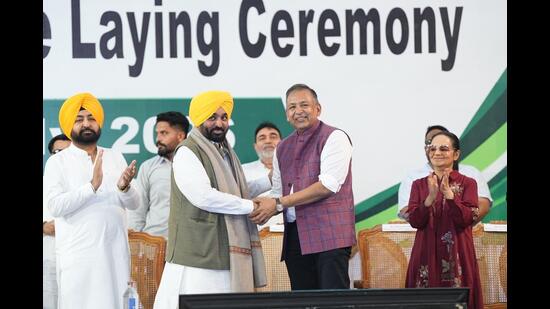 Punjab chief minister Bhagwant Mann interacting with Vardhman Special Steels CMD Sachit Jain in Ludhiana. (HT Photo)
