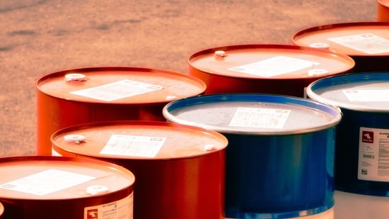 Oil prices plunge as US-Iran fighting pauses, easing supply fears, while global stocks rise and investors watch shipping risks in key energy routes. (Pexel/Representative image)(Pexel)