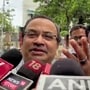কুণাল ঘোষের অভিযোগ, রাজ্য সরকারের উদ্যোগে স্থাপিত মূর্তি মহানায়কের মর্যাদার সঙ্গে সঙ্গতিপূর্ণ নয়।