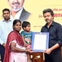 కరూర్ తొక్కిసలాటలో మరణించిన బాధితుల కుటుంబాలకు కారుణ్య నియామకాల ప్రాతిపదికన ప్రభుత్వ ఉద్యోగాలు కల్పిస్తూ తమిళనాడు ప్రభుత్వం జారీ చేసిన ఉత్తర్వులను (GOs) మద్రాస్ హైకోర్టు మధురై బెంచ్ రద్దు చేసింది.