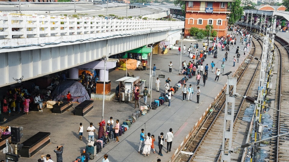 সোমবার থেকে যাত্রী পরিষেবার জন্য চালু হল হাওড়া স্টেশনের নতুন ২৪ নম্বর প্ল্যাটফর্ম। (প্রতীকী ছবি)