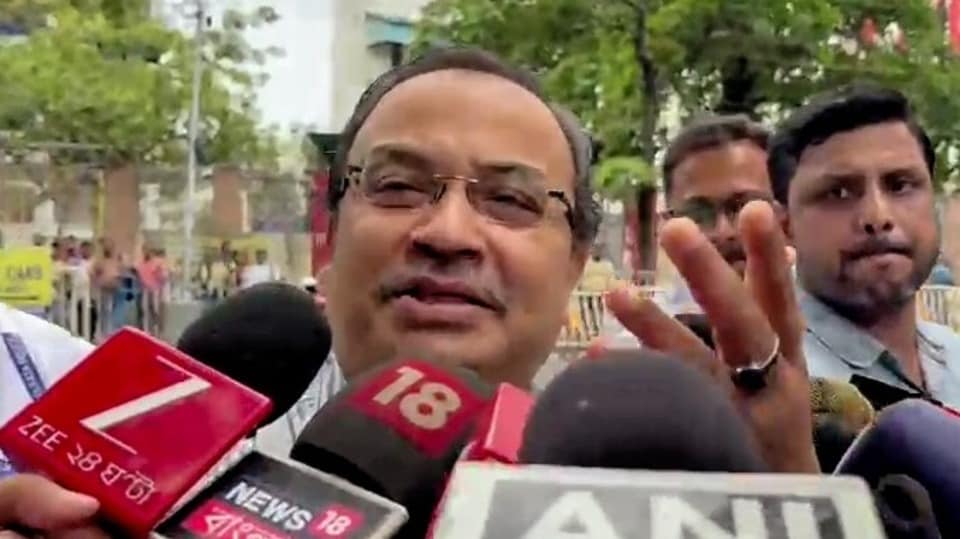 কুণাল ঘোষের অভিযোগ, রাজ্য সরকারের উদ্যোগে স্থাপিত মূর্তি মহানায়কের মর্যাদার সঙ্গে সঙ্গতিপূর্ণ নয়। (ANI Video Grab)