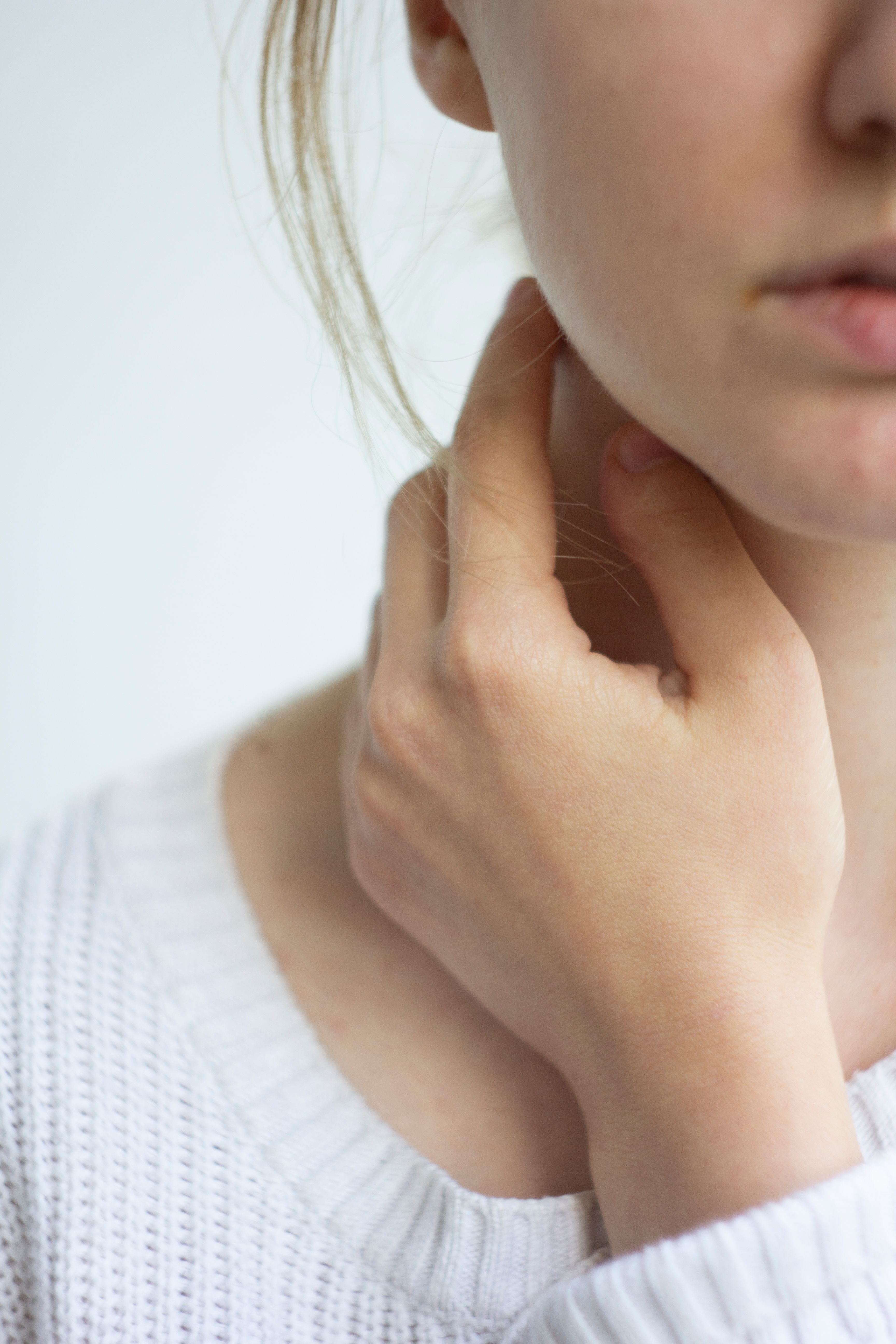 Feeling a lump in the neck is a comparatively later symptom of neck cancer. (Pexel)