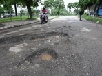 A  <span class='webrupee'>₹</span>35-crore tender to be floated soon; cancellation of  <span class='webrupee'>₹</span>912-crore road maintenance tender delayed recarpeting, say officials. (HT File)