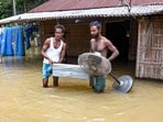అసోం వరదల్లో ప్రజల పరిస్థితి ఇలా..(PTI)