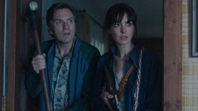 The End of Oak Street: David Robert Mitchell on Anne Hathaway’s ‘phenomenal’ performance, Ewan McGregor. (Warner Bros.) The End of Oak Street: David Robert Mitchell on Anne Hathaway’s ‘phenomenal’ performance, Ewan McGregor. (Warner Bros.)