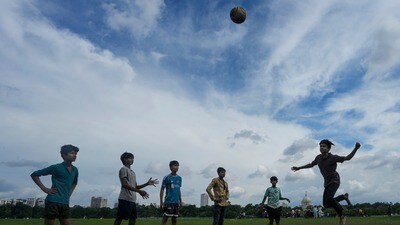 দক্ষিণবঙ্গে টানা কয়েকদিনের ভারী বৃষ্টির পর অবশেষে স্বস্তির ইঙ্গিত দিল আলিপুর আবহাওয়া দপ্তর। (PTI)