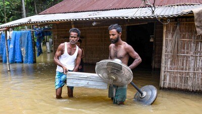 అసోం వరదల్లో ప్రజల పరిస్థితి ఇలా.. (PTI)