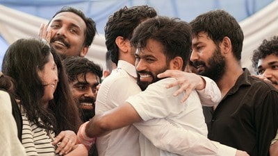 ককরোচ জনতা পার্টি (সিজেপি)-র আন্দোলন শেষ হওয়ার পর দলের শীর্ষ নেতাদের নাচ-গান ও উদ্‌যাপনের ভিডিও ঘিরে বিতর্ক আরও তীব্র হয়েছে। (PTI)