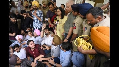 Protest at PU V-C's office after a PhD scholar dies of electrocution. (Keshav Singh/HT)