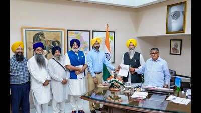 Punjab governor Gulab Chand Kataria meeting SAD (Punar Surjit) delegation members in Chandigarh. (PTI)