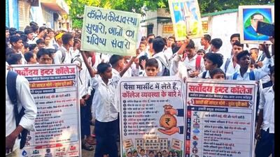 Students of Sarvodaya Inter College in Fatehpur’s Kishanpur protest on Tuesday, demanding basic amenities at the school. (Sourced)