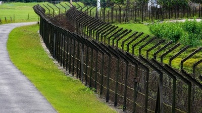 সাম্প্রতিক এক রিপোর্টে দাবি করা হয়, ভারত সরকার মণিপুরের চান্দেল জেলার সীমান্তবর্তী প্রায় ১.৪ বর্গমাইল এলাকা মায়ানমারের হাতে তুলে দেওয়ার বিষয়টি বিবেচনা করছে। সাম্প্রতিক এক রিপোর্টে দাবি করা হয়, ভারত সরকার মণিপুরের চান্দেল জেলার সীমান্তবর্তী প্রায় ১.৪ বর্গমাইল এলাকা মায়ানমারের হাতে তুলে দেওয়ার বিষয়টি বিবেচনা করছে।