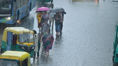 The change in Delhi's weather, which has been reeling with hot and humid conditions, brought traffic in some areas to a standstill briefly, promptin airlines to issue traffic advisories for their passengers to leave a little early to catch their flights. (Raj K Raj/HT Photo) The change in Delhi's weather, which has been reeling with hot and humid conditions, brought traffic in some areas to a standstill briefly, promptin airlines to issue traffic advisories for their passengers to leave a little early to catch their flights. (Raj K Raj/HT Photo)