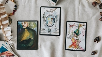 A complete guide to Oracle tarot cards. (Unsplash)