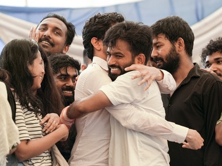 ককরোচ জনতা পার্টি (সিজেপি)-র আন্দোলন শেষ হওয়ার পর দলের শীর্ষ নেতাদের নাচ-গান ও উদ্‌যাপনের ভিডিও ঘিরে বিতর্ক আরও তীব্র হয়েছে।