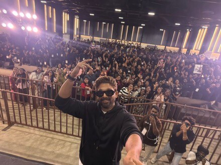 Allu Arjun: మీ అందరినీ మరింత గర్వపడేలా చేస్తా.. మీ ప్రేమకు థ్యాంక్స్: రెండు వేల మంది ఫ్యాన్స్‌తో అల్లు అర్జున్ సెల్ఫీ